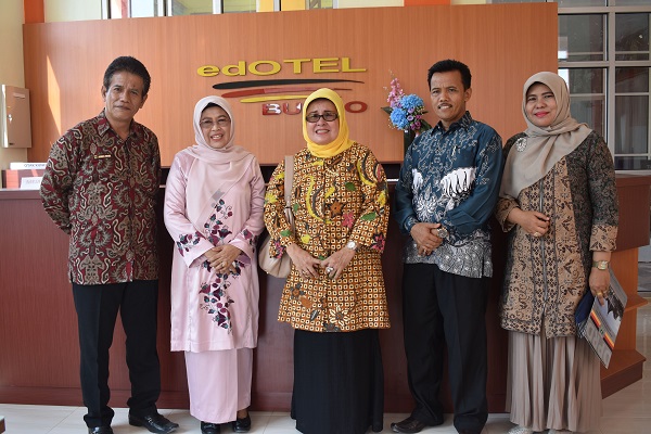 Temu Ramah Anggota DRPD Provinsi Sumatera Barat Ibu Dra. Hj. Sitti
Izzati Aziz