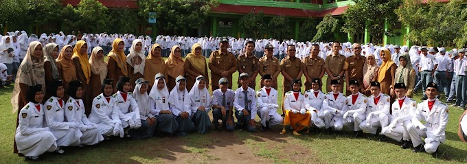 Mardison Mahyuddin Wakil Walikota Pariaman Hadiri Upacara Bendera di SMK Negeri 2 